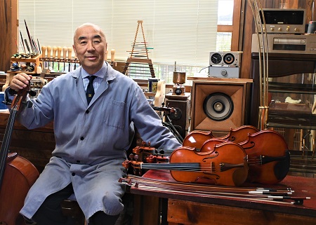 関西弦楽器製作者協会は14年前から毎年、大阪市中央公会堂で展示